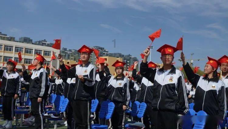 一个平行四边形的底8.8厘米高是4.5厘米它的面积是多少平方厘米与它等底等高的？