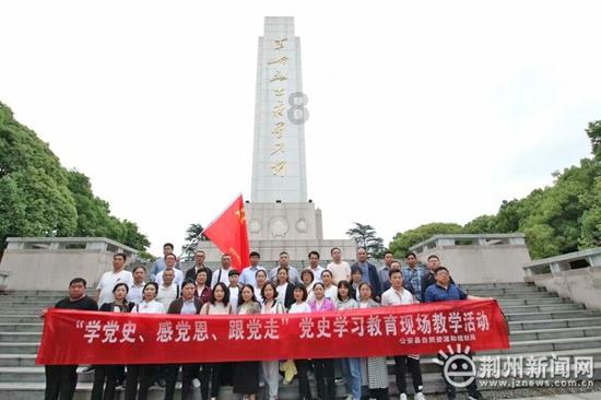 带孝人合适参加别人葬礼吗？游戏画面