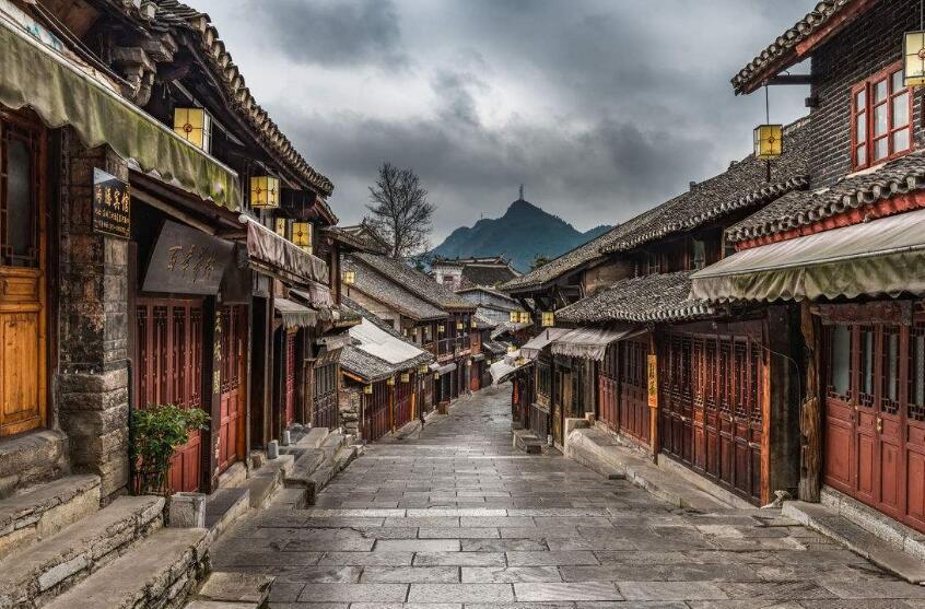 泰王室又甩王炸了，和育坤家族联姻能否挽救摇摇欲坠的君主制王权